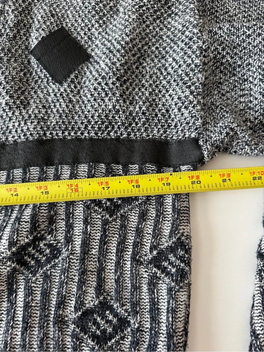 Aspetuck Trading Co. Men's Grey Patterned V-Neck Sweater- Medium
